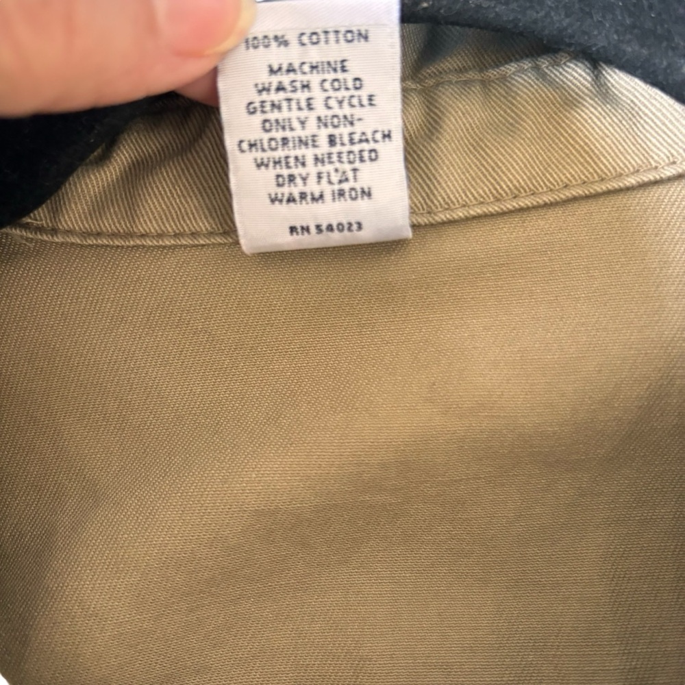 GAP~ Khaki Long Sleeve Pleated Front Shirt Size Medium - Picture 8 of 8